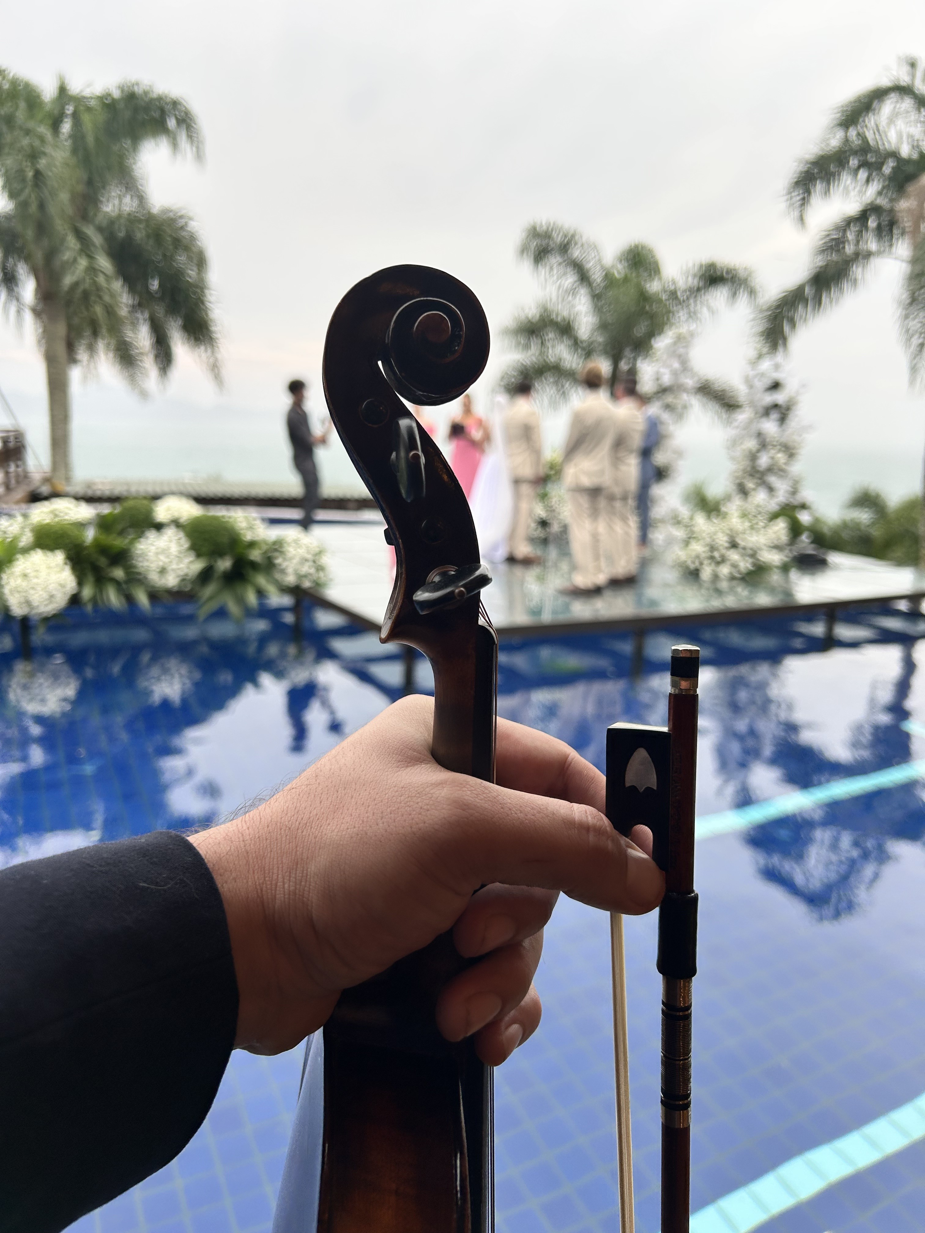 Violino com arco em cerimônia ao ar livre